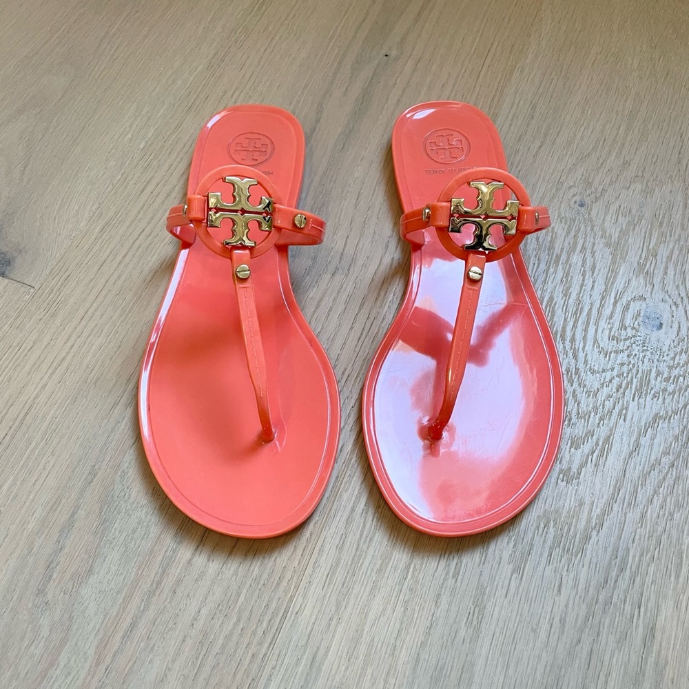 Tory Burch Miller jelly sandal in Coral. Size 8 but can fit a size 8.5